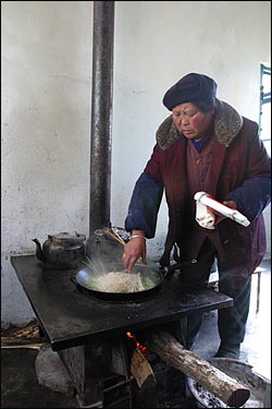 할머니는 배추를 넣고 국수를 끓이고 그릇에는 마늘과 소금과 간장을 담았다. 좀 짜긴 해도 허기를 달래기에는 충분하다. 국수 세 그릇에 10원. 